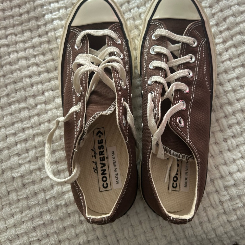 Brown low top converse brand new!